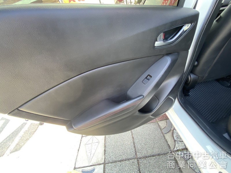 2016年式 Mazda 3 5D 頂級型 2.0 原鈑件 電動天窗 恆溫 換檔撥片 日本原裝進口 帥氣代步車首選