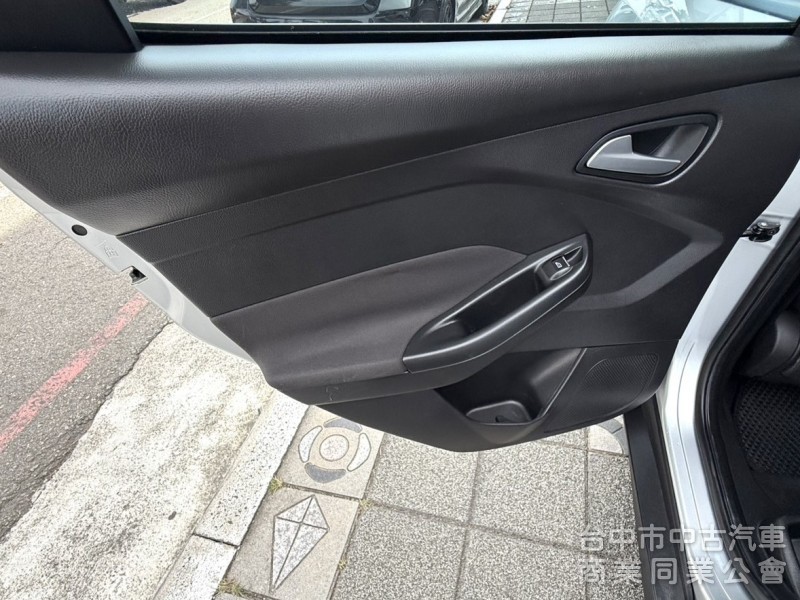 2016年 Ford Focus 5D 1.5T 汽油時尚型 原鈑件 定速 渦輪增壓 換檔撥片 省油實用 便宜輕鬆入手