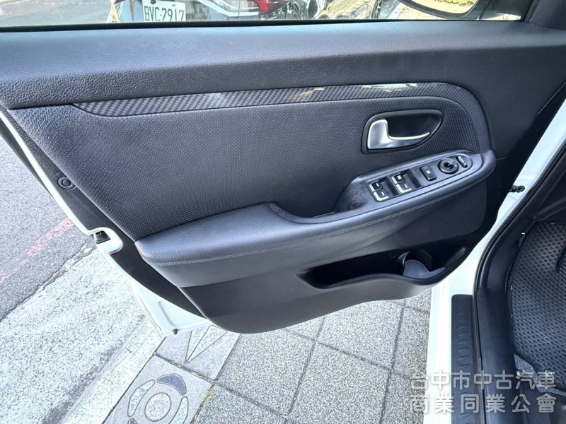 2019年 KIA Carens 2.0 汽油旗艦版 原鈑件 里程5萬 全景天窗 環景 盲點 舒適大空間 高顏值跨界休旅