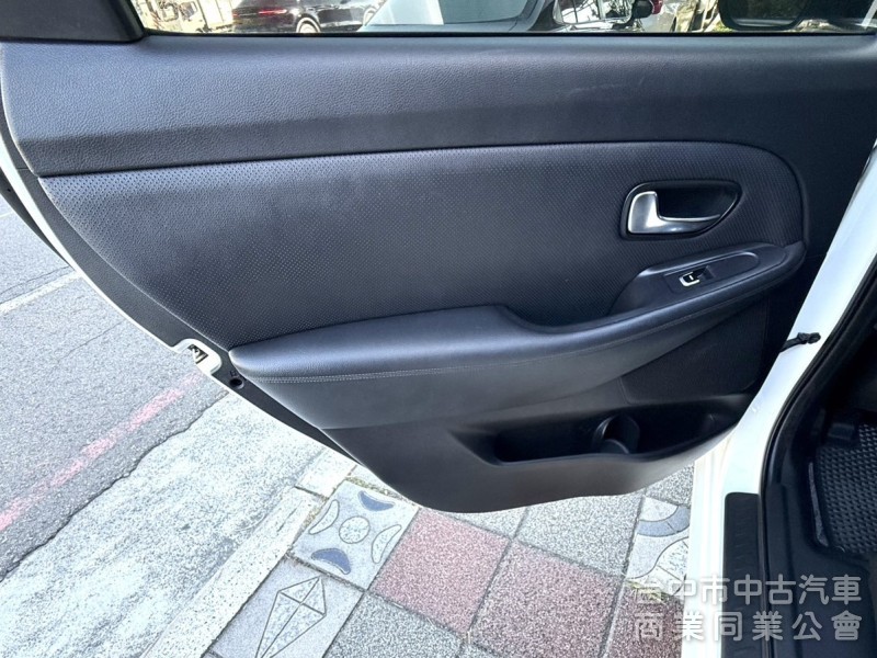 2019年 KIA Carens 2.0 汽油旗艦版 原鈑件 里程5萬 全景天窗 環景 盲點 舒適大空間 高顏值跨界休旅
