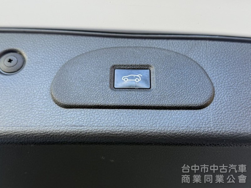 2019年 KIA Carens 2.0 汽油旗艦版 原鈑件 里程5萬 全景天窗 環景 盲點 舒適大空間 高顏值跨界休旅