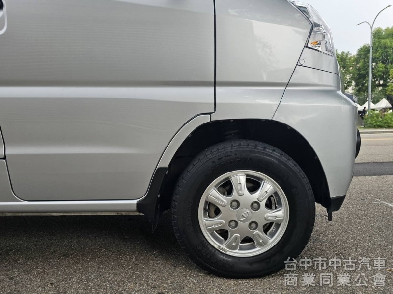 2022年 菱利 A180 廂車(自排) 8人座 原鈑件 里程4萬 加裝車頂置放架 空間大 家庭出遊 公司用車都適宜