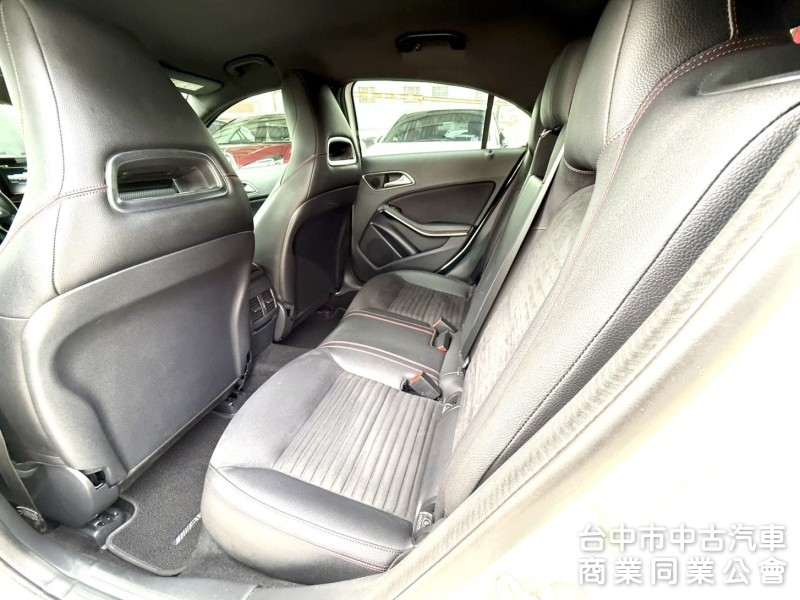 2017年 M-Benz A180 1.6 AMG Line 運動版 總代理 原漆原鈑件 低里程 最保值的賓士鋼砲小車