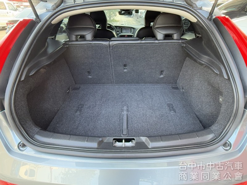 2015年 VOLVO V40 T4 1.6 豪華版 雙區恆溫 渦輪增壓 自動停車 電動座椅 北歐經典質感掀背小車
