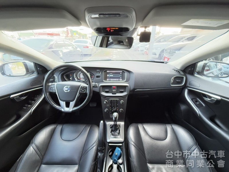 2015年 VOLVO V40 T4 1.6 豪華版 雙區恆溫 渦輪增壓 自動停車 電動座椅 北歐經典質感掀背小車