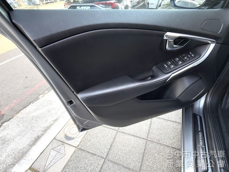 2015年 VOLVO V40 T4 1.6 豪華版 雙區恆溫 渦輪增壓 自動停車 電動座椅 北歐經典質感掀背小車