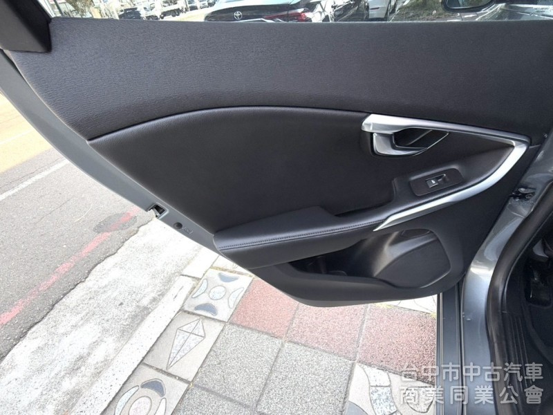 2015年 VOLVO V40 T4 1.6 豪華版 雙區恆溫 渦輪增壓 自動停車 電動座椅 北歐經典質感掀背小車