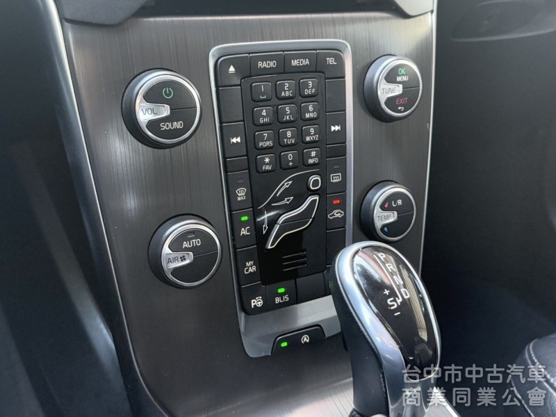 2015年 VOLVO V40 T4 1.6 豪華版 雙區恆溫 渦輪增壓 自動停車 電動座椅 北歐經典質感掀背小車