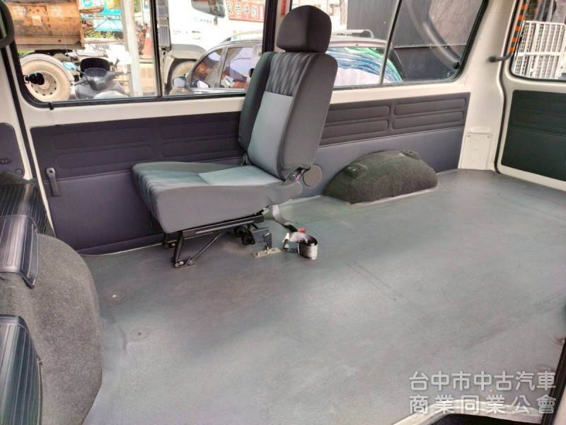 13中華得利卡八人座箱車手排2.4cc