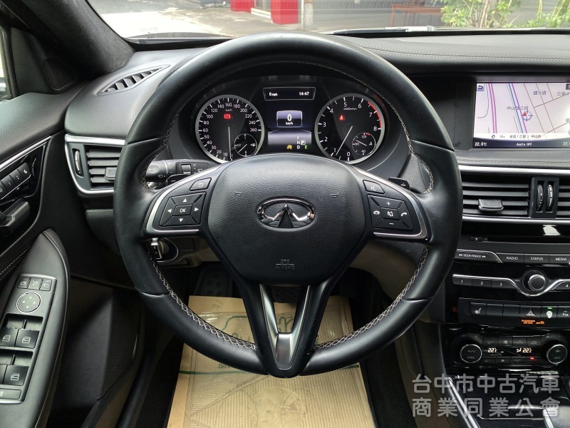2017 Infiniti Q30 1.6t風尚版　一手車／原廠保養／原鈑件／雙前電動記憶座椅／導航／全景玻璃天窗