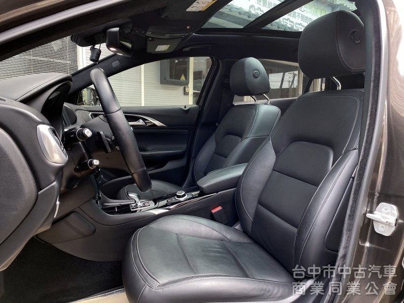 2017 Infiniti Q30 1.6t風尚版　一手車／原廠保養／原鈑件／雙前電動記憶座椅／導航／全景玻璃天窗