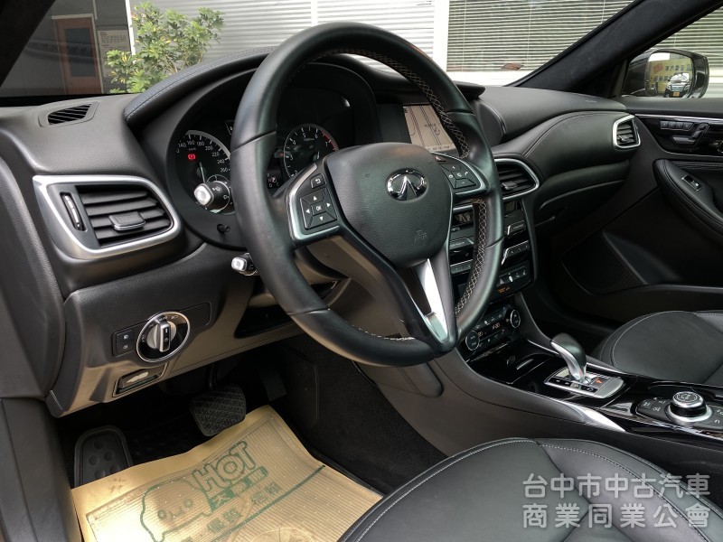 2017 Infiniti Q30 1.6t風尚版　一手車／原廠保養／原鈑件／雙前電動記憶座椅／導航／全景玻璃天窗