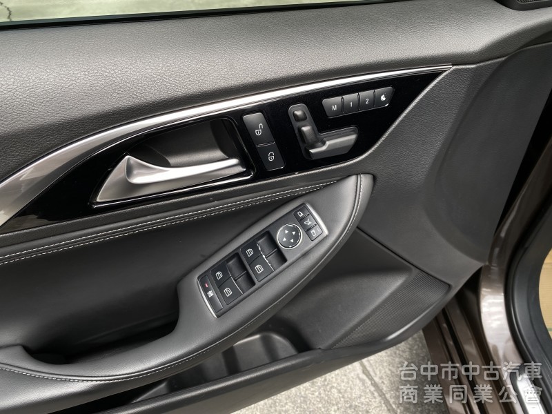 2017 Infiniti Q30 1.6t風尚版　一手車／原廠保養／原鈑件／雙前電動記憶座椅／導航／全景玻璃天窗
