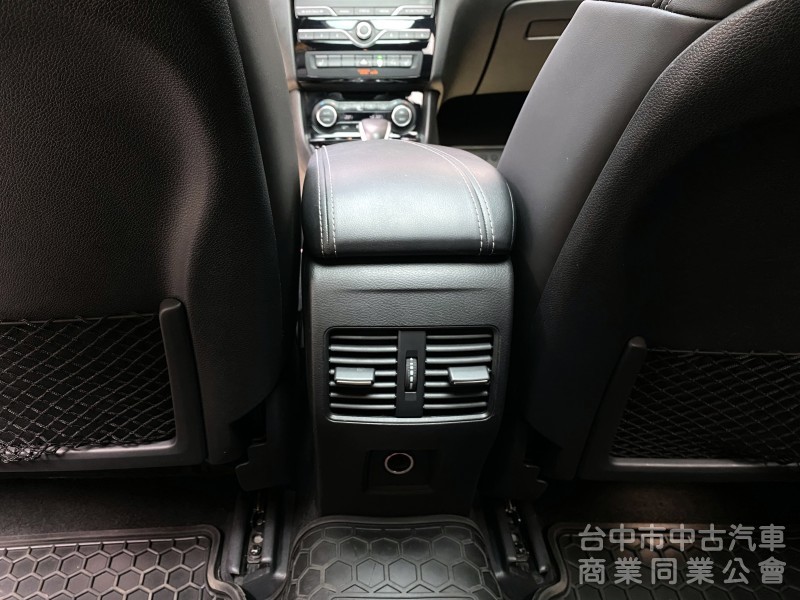 2017 Infiniti Q30 1.6t風尚版　一手車／原廠保養／原鈑件／雙前電動記憶座椅／導航／全景玻璃天窗