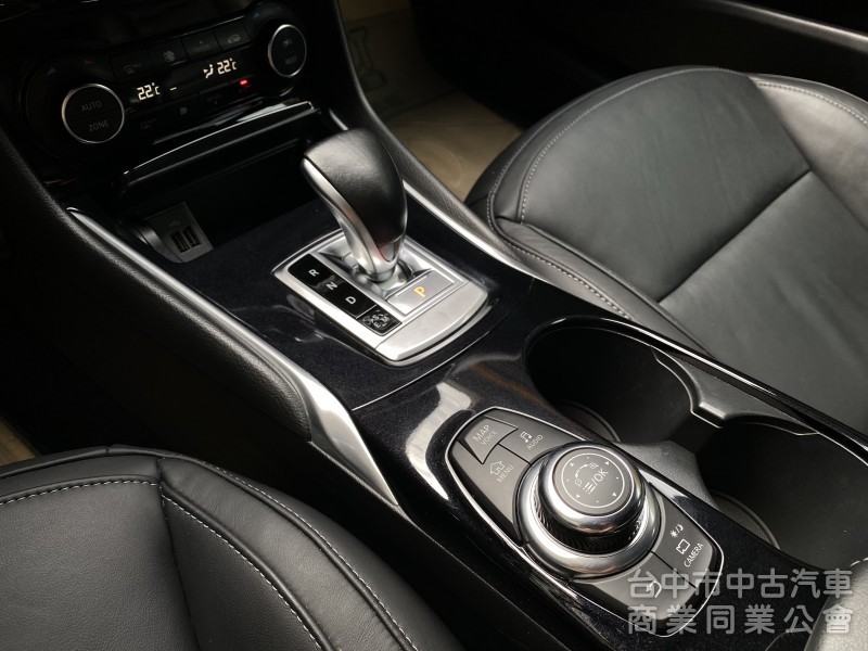 2017 Infiniti Q30 1.6t風尚版　一手車／原廠保養／原鈑件／雙前電動記憶座椅／導航／全景玻璃天窗