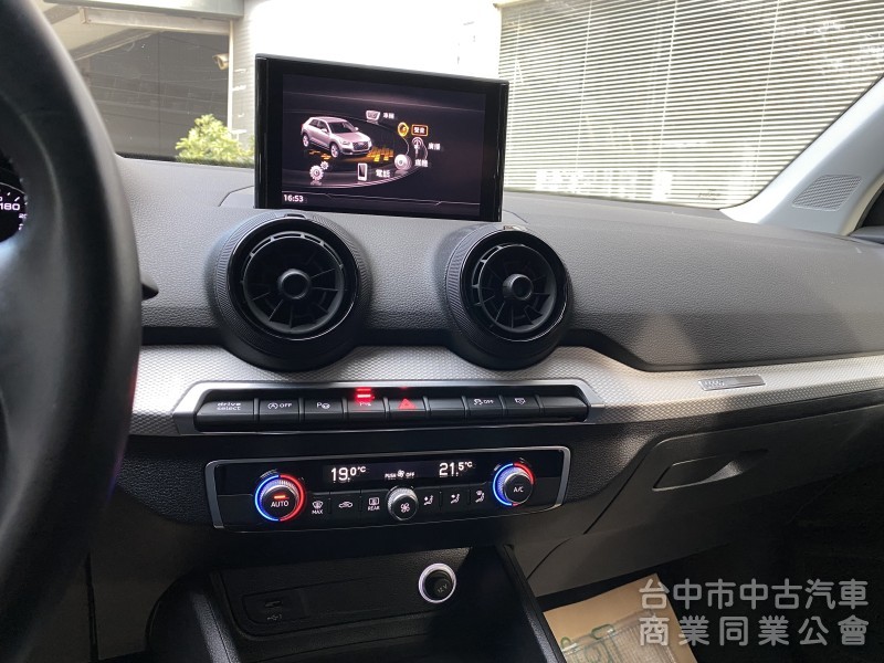 2018 Audi Q2 35 TFSI Luxury　升級carplay／車況佳／第三方認證／原鈑件