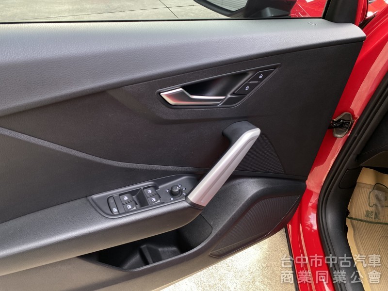 2018 Audi Q2 35 TFSI Luxury　升級carplay／車況佳／第三方認證／原鈑件