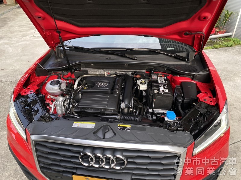 2018 Audi Q2 35 TFSI Luxury　升級carplay／車況佳／第三方認證／原鈑件