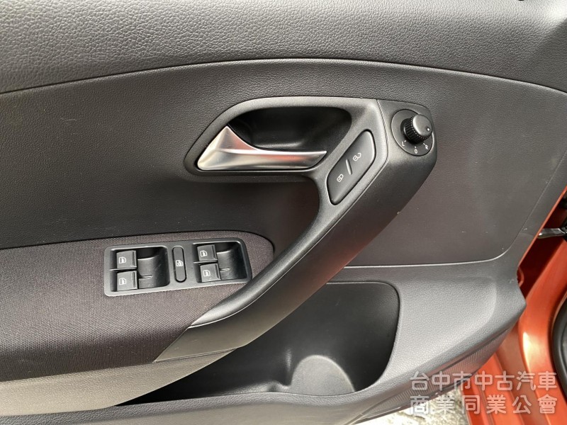 2015 Volkswagen Polo 1.6 HL　原鈑件/原廠保養/實用代步小車/棕色