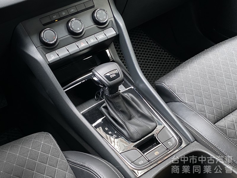 2018 Skoda Karoq 1.5 TSI 菁英版　carplay／原鈑件／原廠保養／ACC／Ikey摸門／電尾