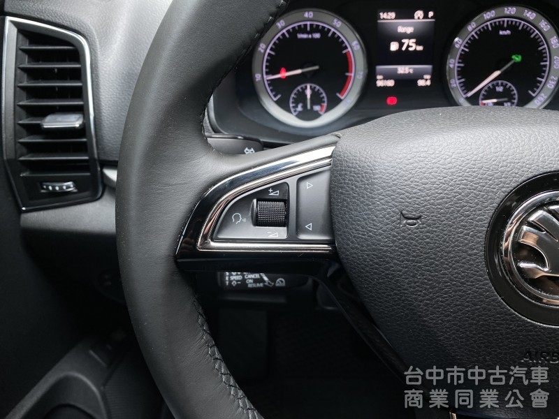 2018 Skoda Karoq 1.5 TSI 菁英版　carplay／原鈑件／原廠保養／ACC／Ikey摸門／電尾