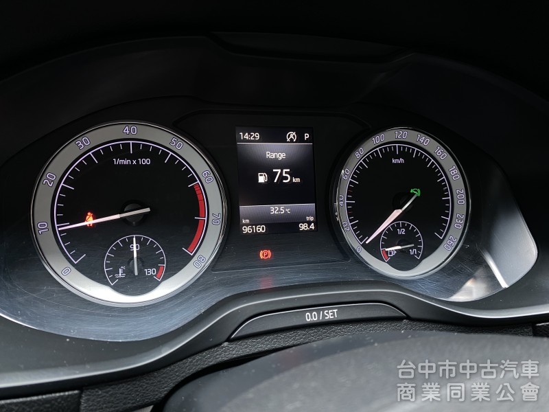 2018 Skoda Karoq 1.5 TSI 菁英版　carplay／原鈑件／原廠保養／ACC／Ikey摸門／電尾