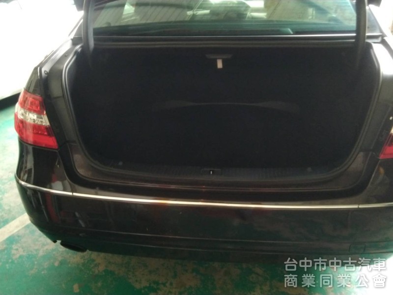 拼俗價  BENZ E200  2011年式  最受歡迎 優質美車 ....                      