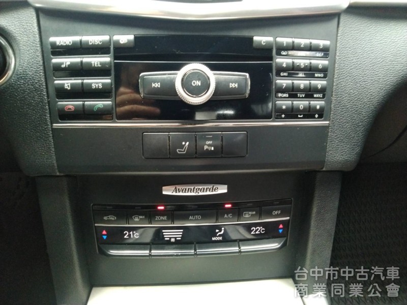 拼俗價  BENZ E200  2011年式  最受歡迎 優質美車 ....                      