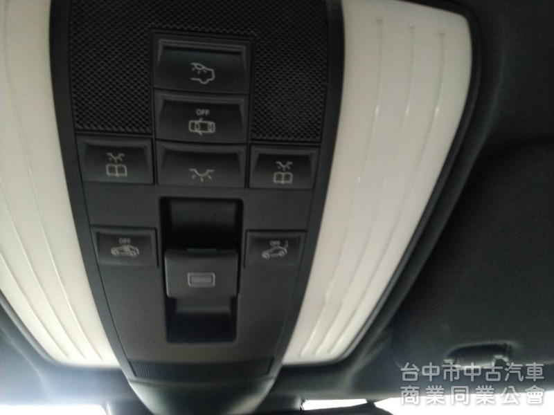 拼俗價  BENZ E200  2011年式  最受歡迎 優質美車 ....                      