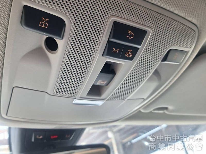 拼俗價  BENZ GLA250  2016年式  最受歡迎 SUV優質美車 ....                 