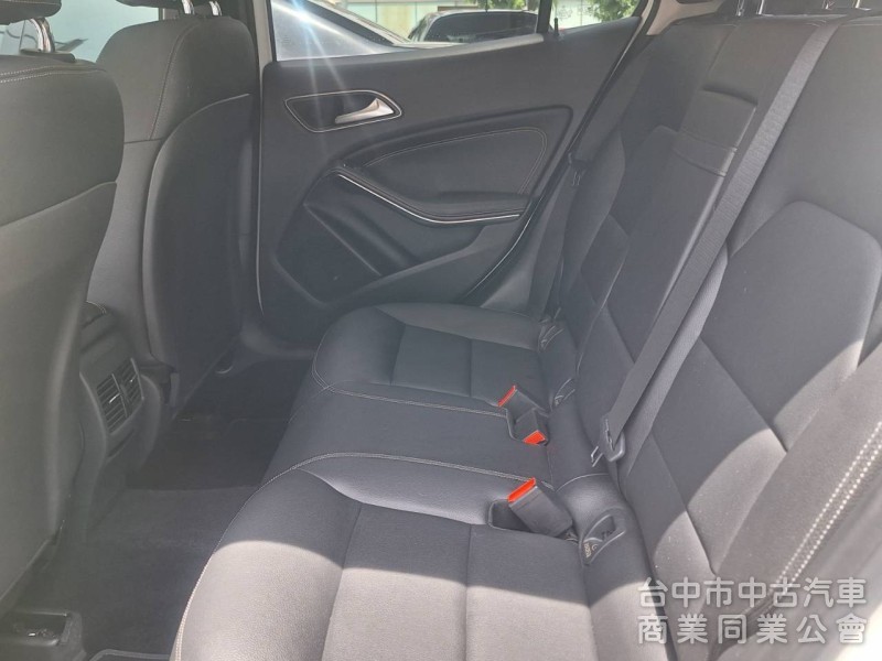 拼俗價  BENZ GLA250  2016年式  最受歡迎 SUV優質美車 ....                 