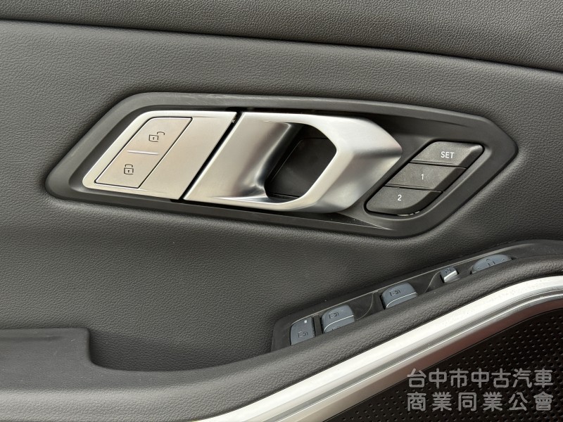 BMW 3-Series Sedan 2022款 318i Luxury 白金極智版 紅色