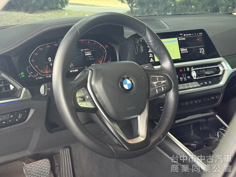 BMW 3-Series Sedan 2022款 318i Luxury 白金極智版 紅色