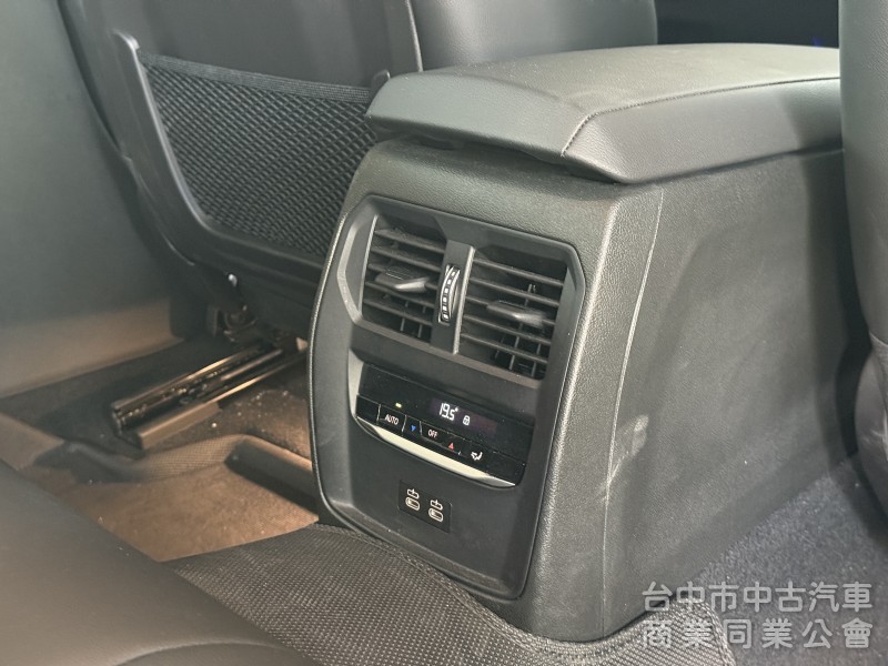 BMW 3-Series Sedan 2022款 318i Luxury 白金極智版 紅色