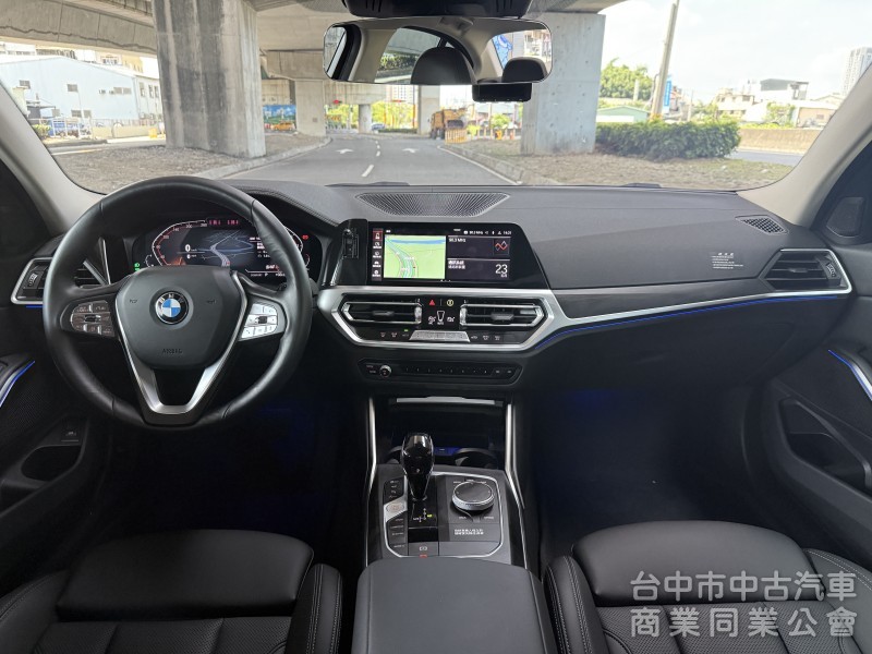 BMW 3-Series Sedan 2022款 318i Luxury 白金極智版 紅色