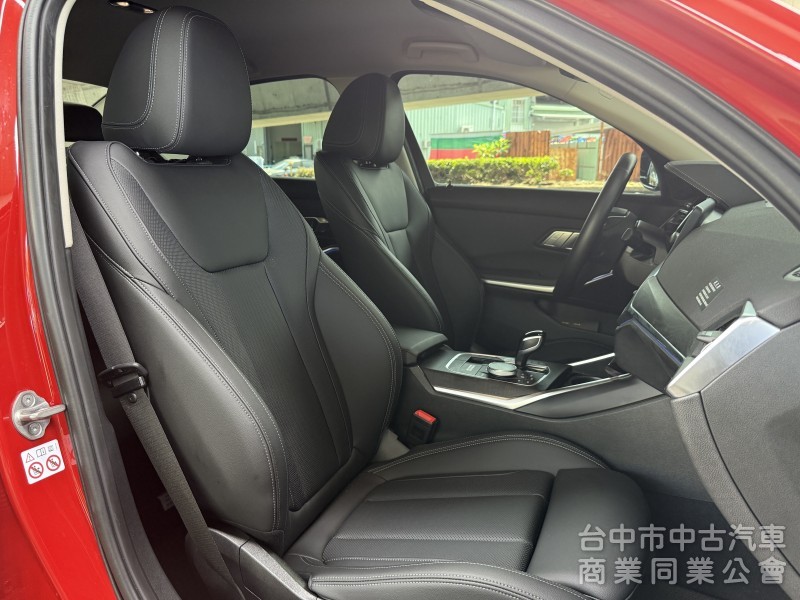 BMW 3-Series Sedan 2022款 318i Luxury 白金極智版 紅色
