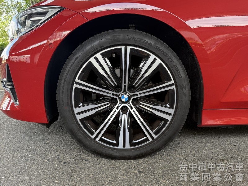 BMW 3-Series Sedan 2022款 318i Luxury 白金極智版 紅色