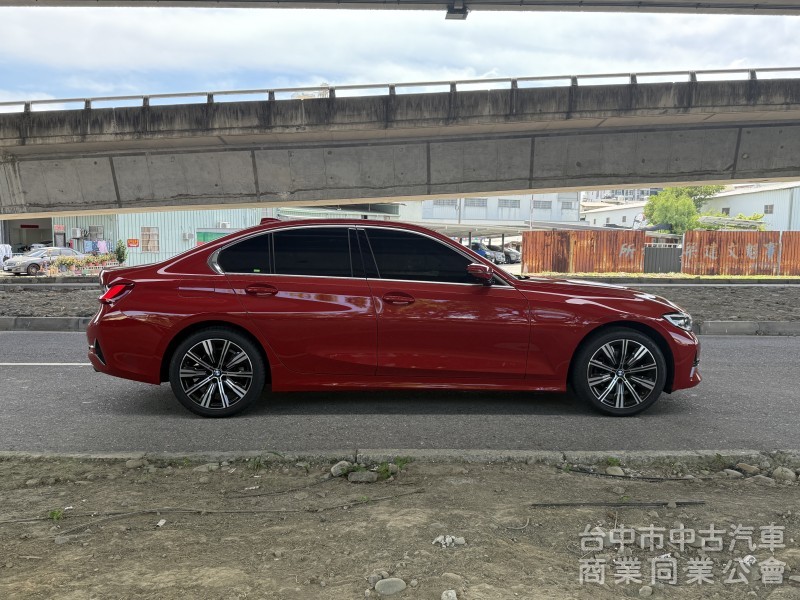 BMW 3-Series Sedan 2022款 318i Luxury 白金極智版 紅色