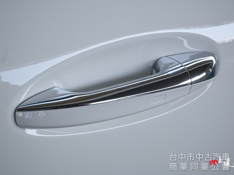 2023 M-Benz GLA 180豪華版