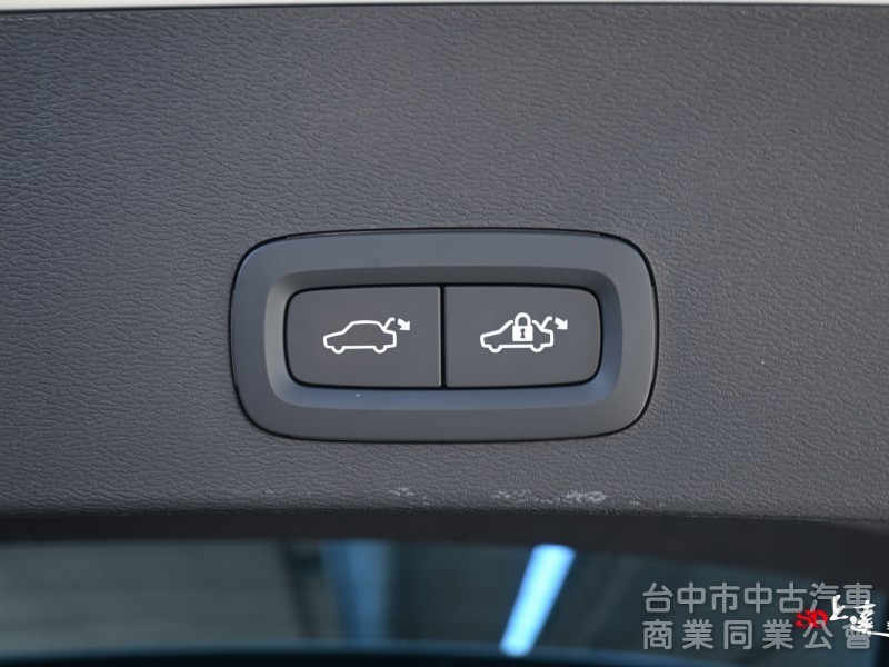 2023 Volvo XC40 Plus T2