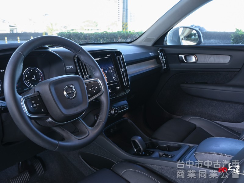 2023 Volvo XC40 Plus T2