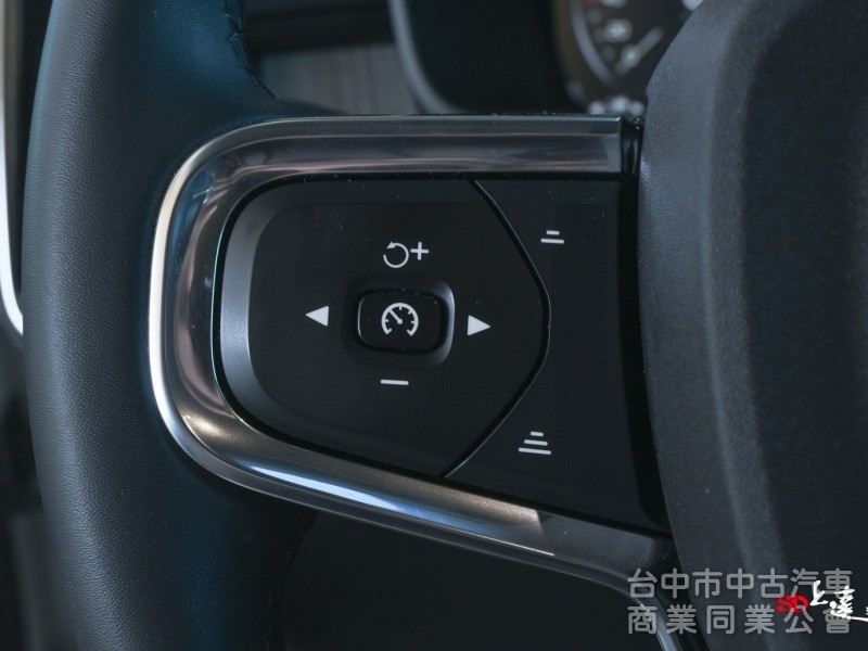 2023 Volvo XC40 Plus T2