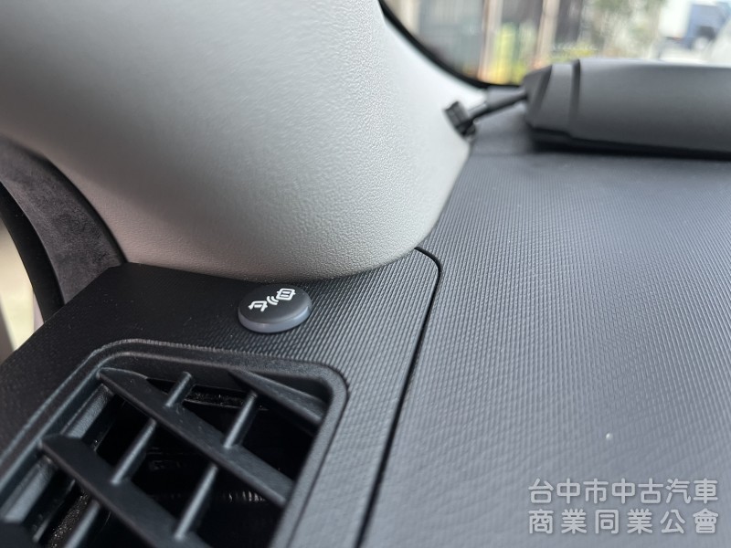 2017年 Prius C 白色 一手女用車 實跑3萬多公里！