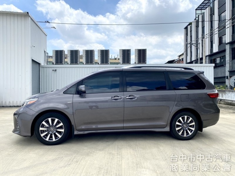 市場稀有低里程 頂規XLE AWD 原鈑原漆 300匹新引擎 8速變速系統 ACC自動跟車 後座獨立影音