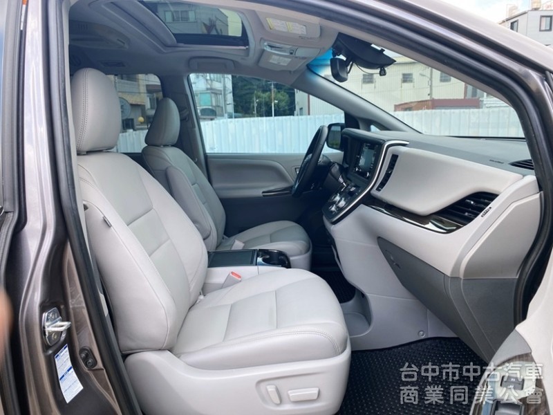 市場稀有低里程 頂規XLE AWD 原鈑原漆 300匹新引擎 8速變速系統 ACC自動跟車 後座獨立影音