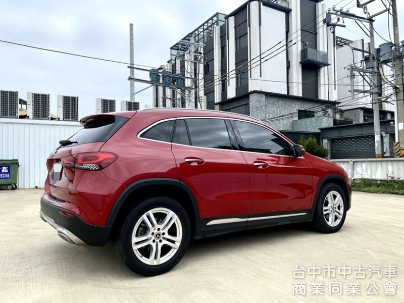 2022式 Benz GLA180 豪華版 全新大改款 23P全智慧駕駛 雙前電動椅 64氣氛燈 原廠保固中！