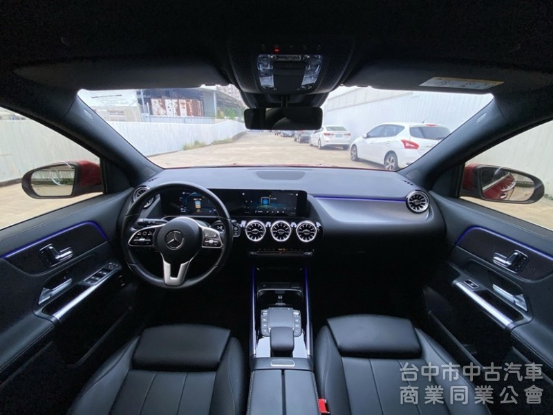 2022式 Benz GLA180 豪華版 全新大改款 23P全智慧駕駛 雙前電動椅 64氣氛燈 原廠保固中！