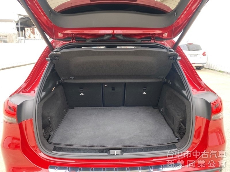 2022式 Benz GLA180 豪華版 全新大改款 23P全智慧駕駛 雙前電動椅 64氣氛燈 原廠保固中！