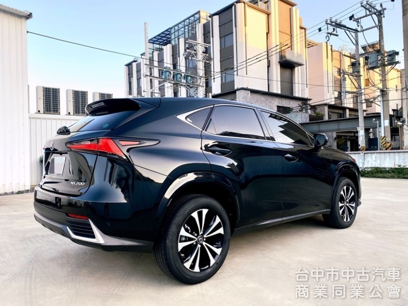 2021 NX200 全新改款運動版 超低里程 僅跑2萬 完全新車車況！選配360環景 電子式後視鏡