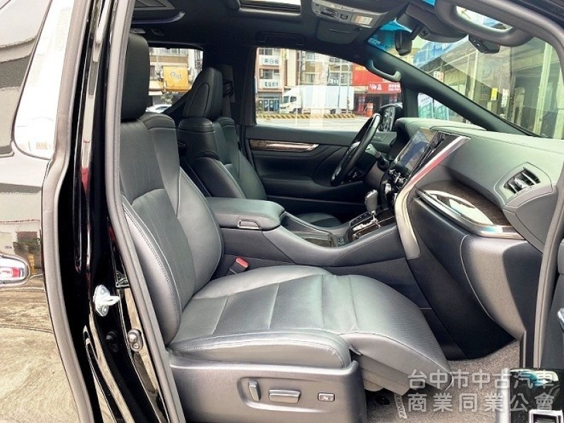新價格！低里程 僅跑3萬 原漆原鈑件！四條輪胎皆已換新 3萬保養已做好 後尾門升級一鍵啟動